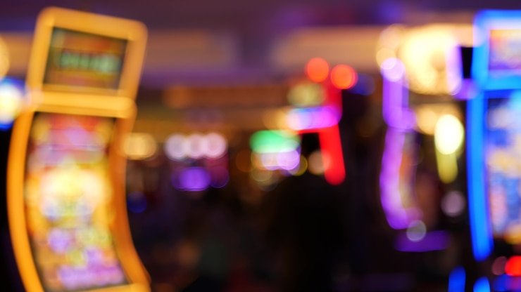 Live dealer di meja baccarat dengan kartu yang ditampilkan jelas
